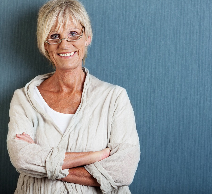 portrait einer seniorin mit verschränkten armen